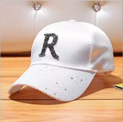 Jarní dámská sportovní čepice - R bílá