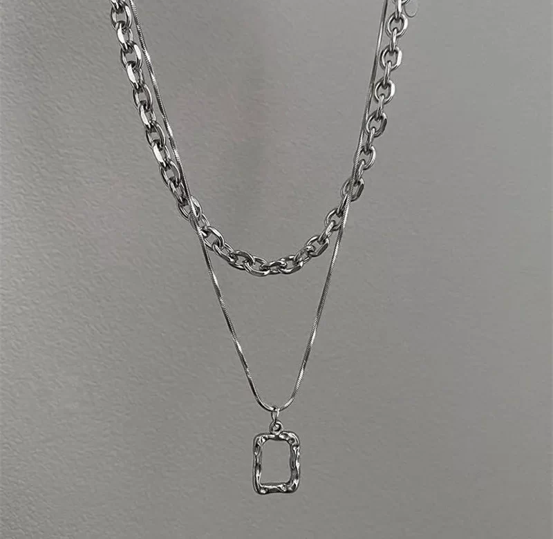 Elegantní dámský náhrdelník s přívěskem