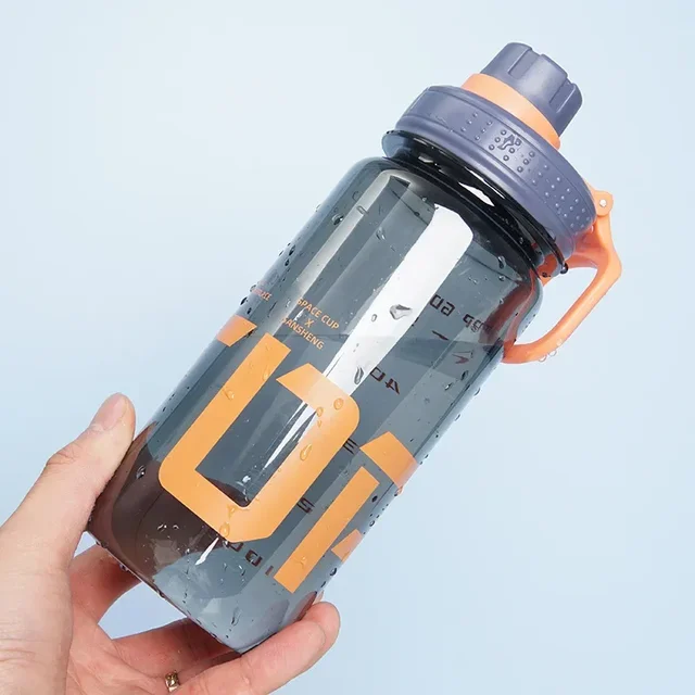 Velkokapacitní fitness láhev na vodu s brčkem - Světle šedá, 1000 ml