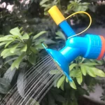 Zahradní rozprašovač vody s dvojitou tryskou