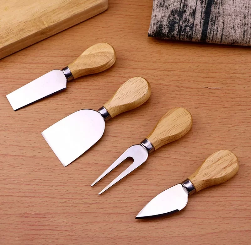Sada nožů na sýr s dřevěnými rukojeťmi