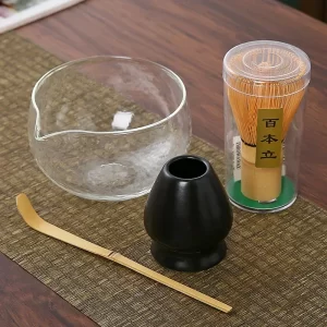 Sada na matcha čaj s bambusovou metličkou a skleněnou miskou