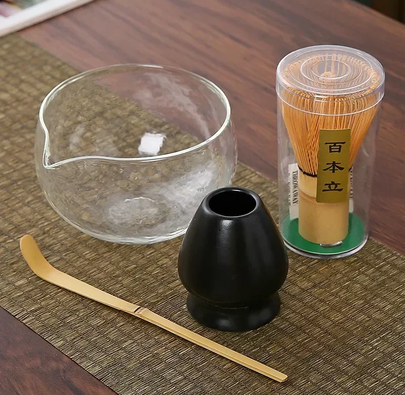 Sada na matcha čaj s bambusovou metličkou a skleněnou miskou